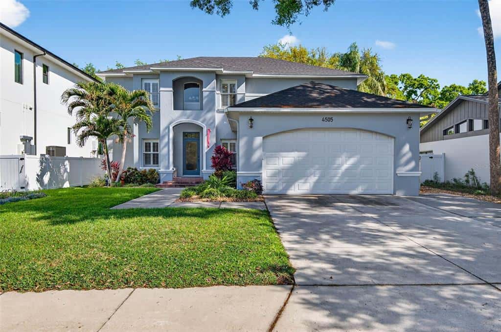 Single Family Residence in TAMPA