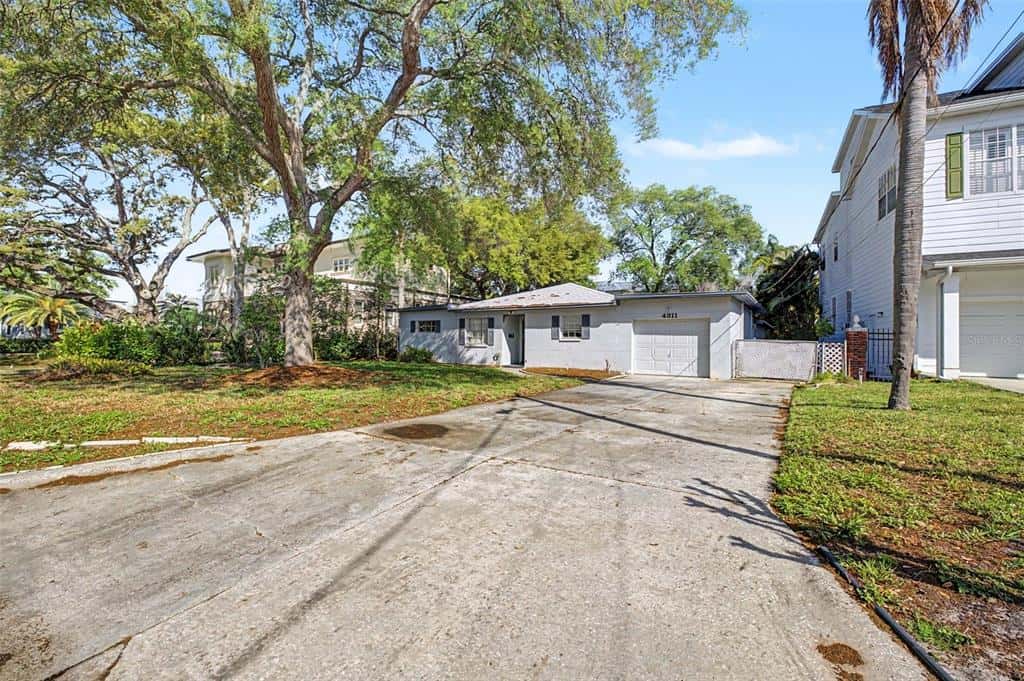 Single Family Residence in TAMPA