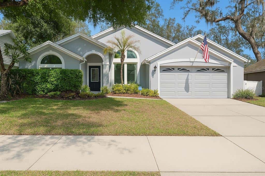 Single Family Residence in VALRICO