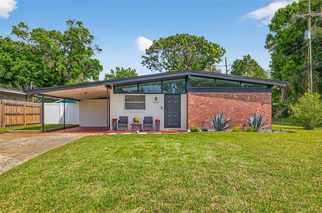 Single Family Residence in TAMPA