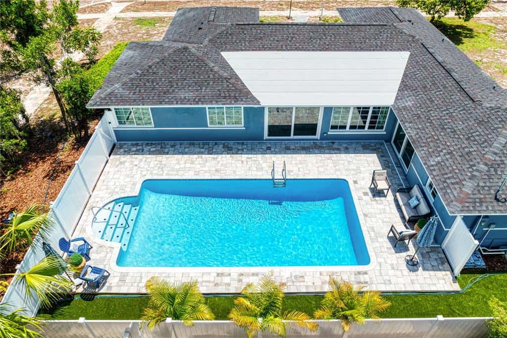 Single Family Residence in ST PETERSBURG