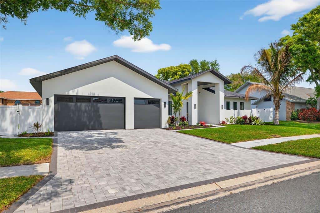 Single Family Residence in LARGO
