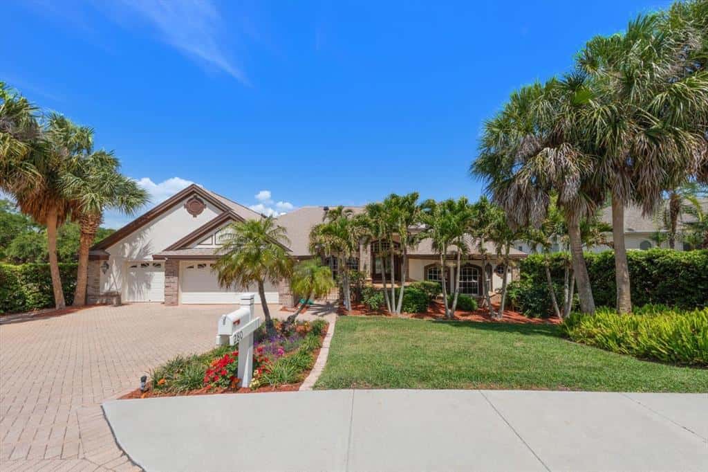 Single Family Residence in BELLEAIR