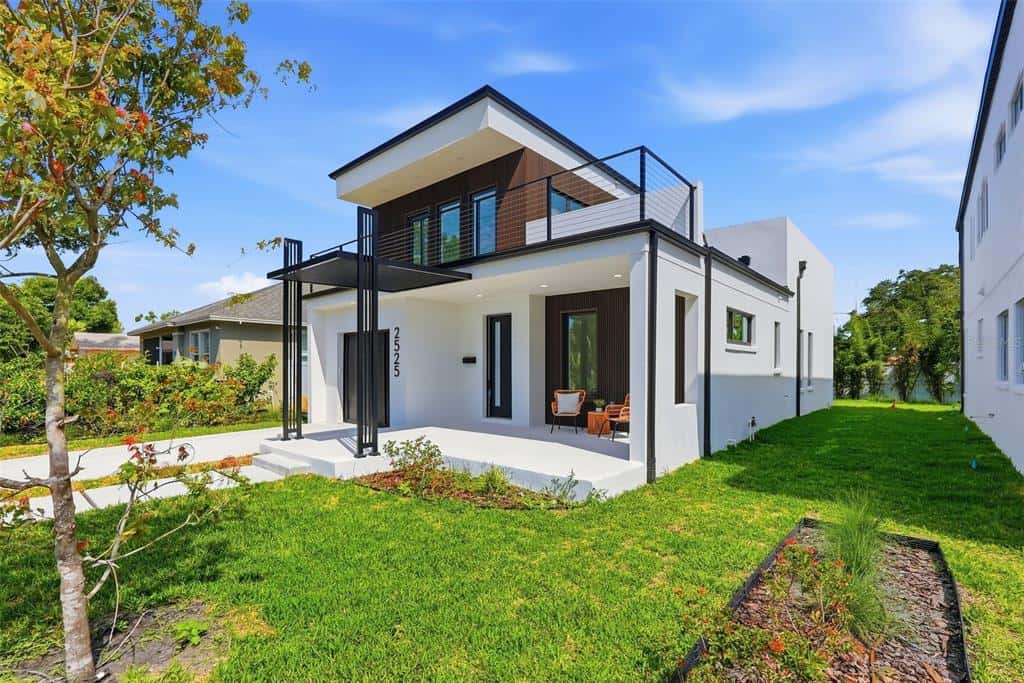 Single Family Residence in ST PETERSBURG