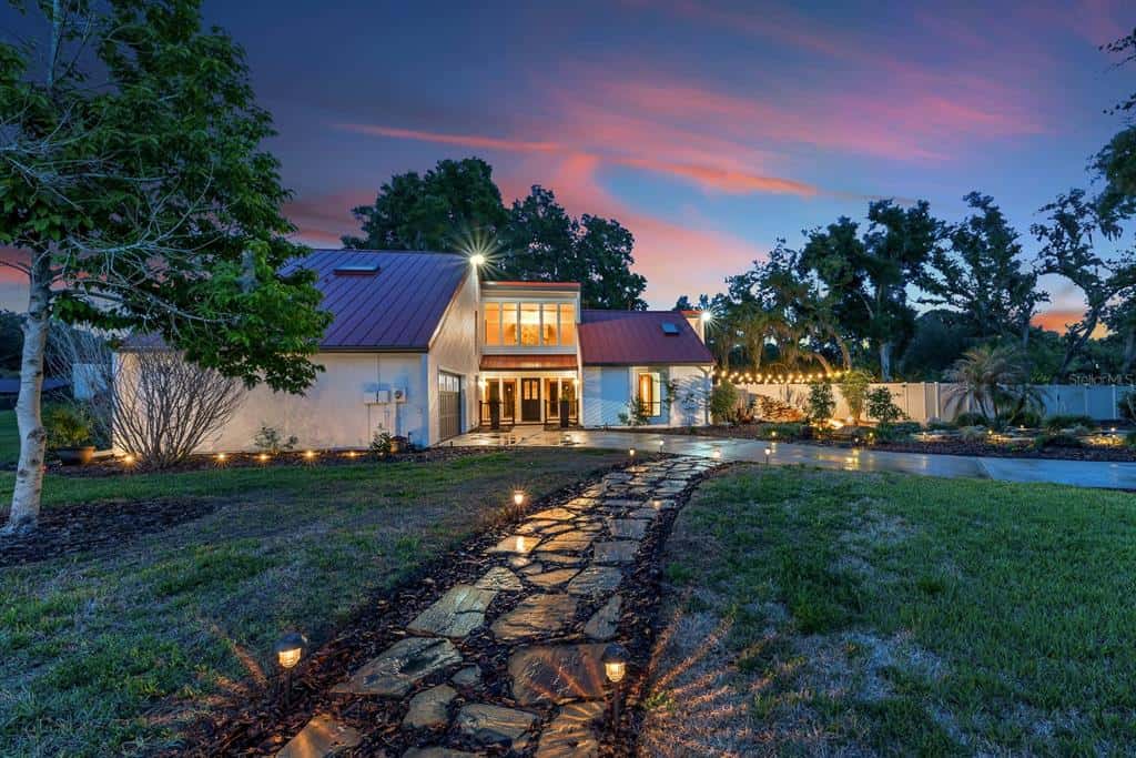 Single Family Residence in VALRICO
