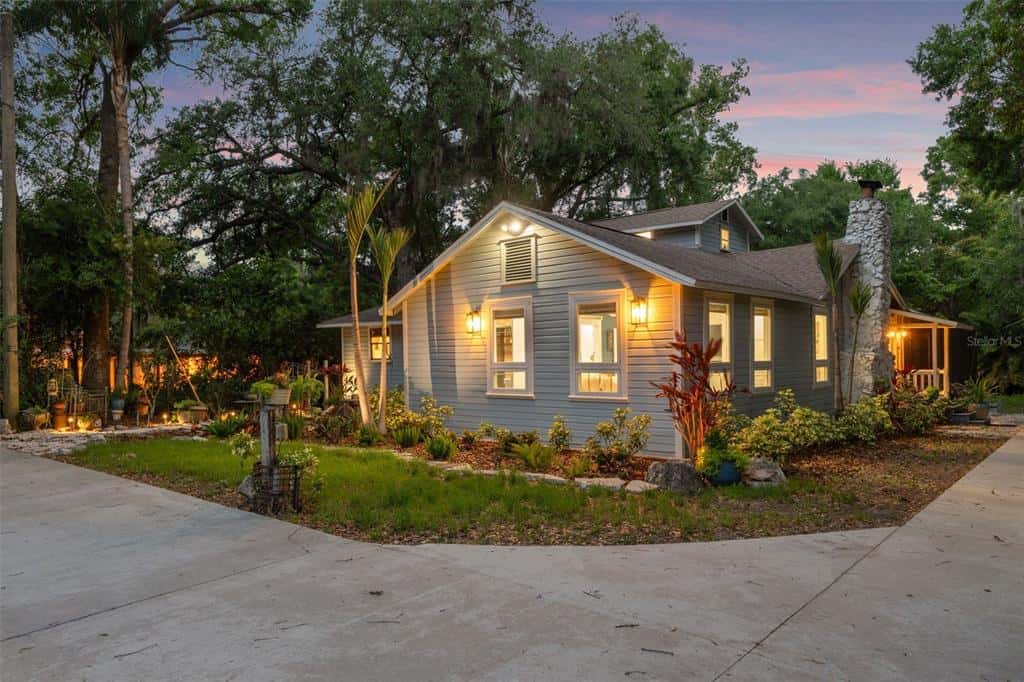 Single Family Residence in TAMPA