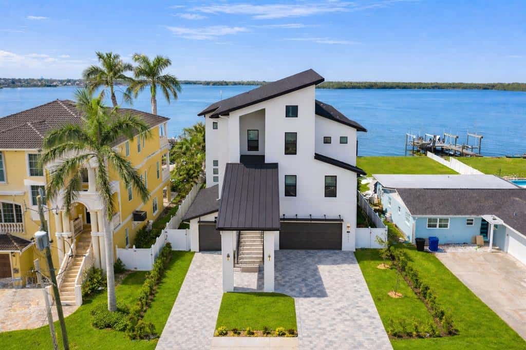 Single Family Residence in ST PETERSBURG