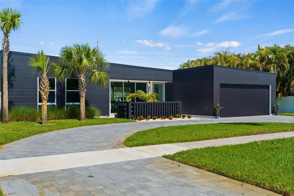 Single Family Residence in BELLEAIR