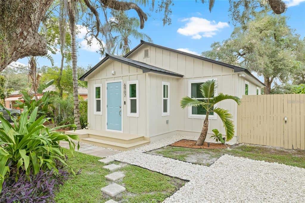 Single Family Residence in TAMPA