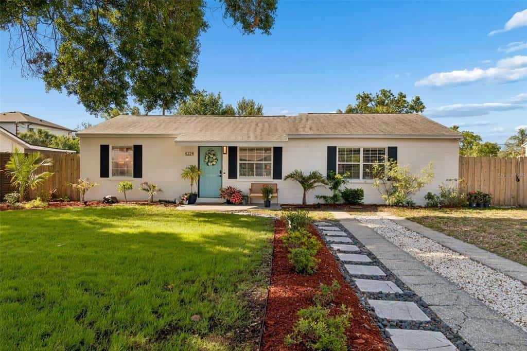Single Family Residence in TAMPA