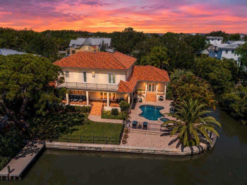 Single Family Residence in TAMPA