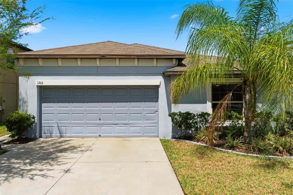 Single Family Residence in RIVERVIEW