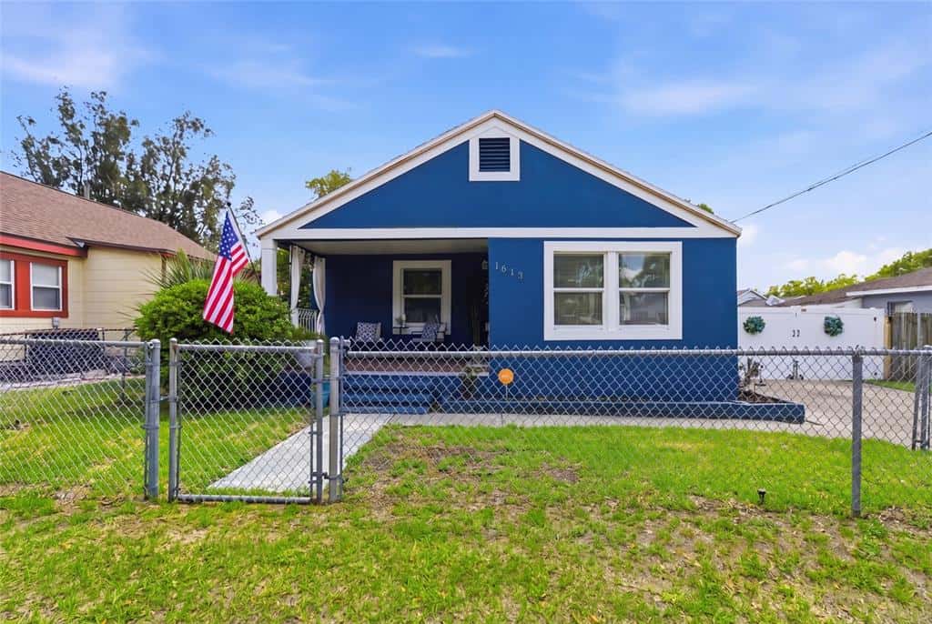 Single Family Residence in TAMPA