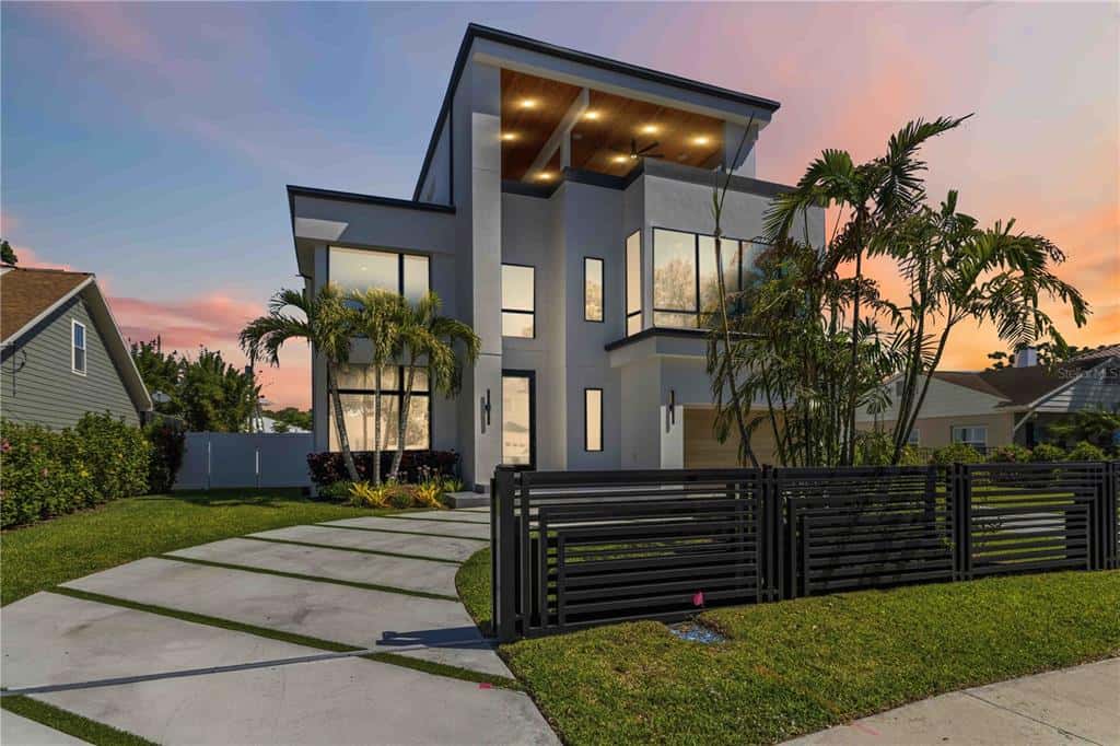 Single Family Residence in TAMPA