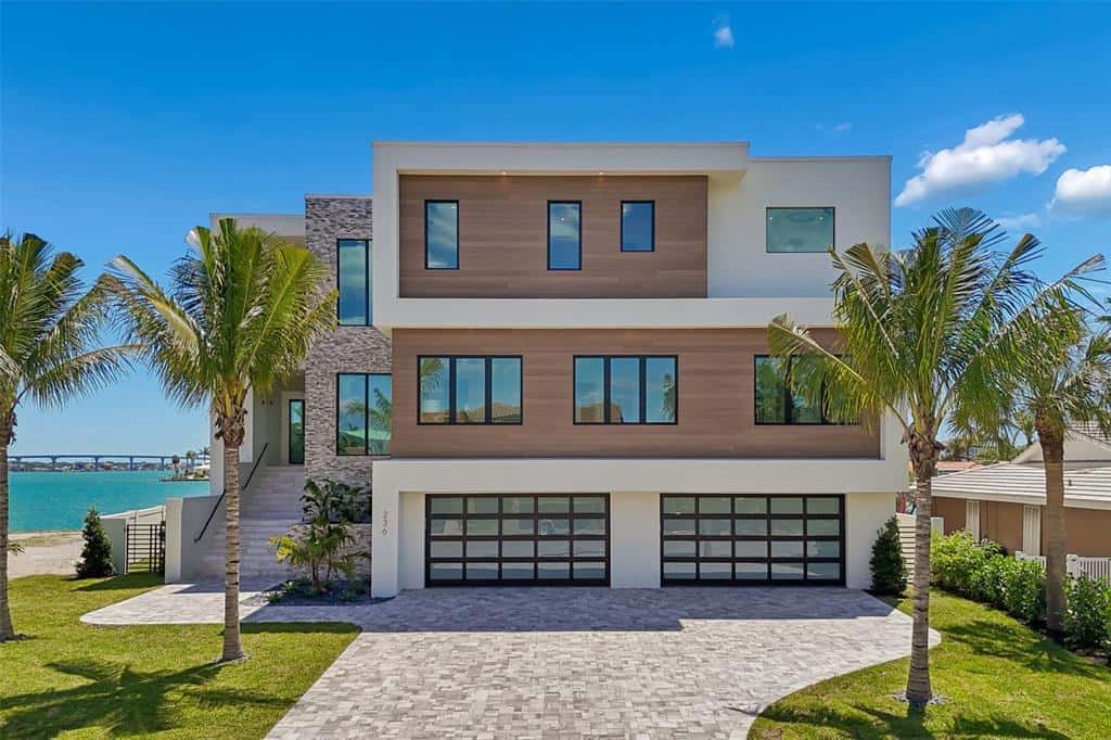 Single Family Residence in BELLEAIR BEACH