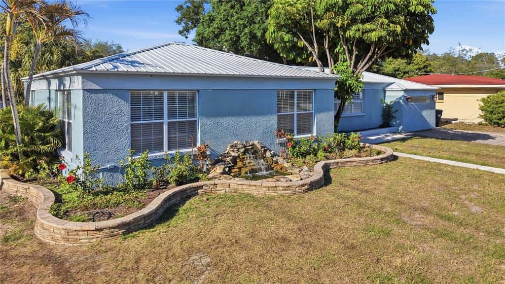 Single Family Residence in TAMPA