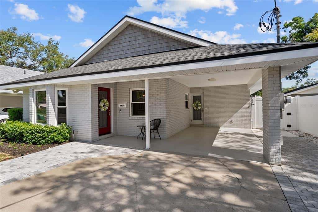 Single Family Residence in TAMPA
