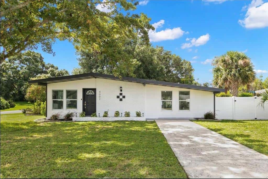 Single Family Residence in TAMPA