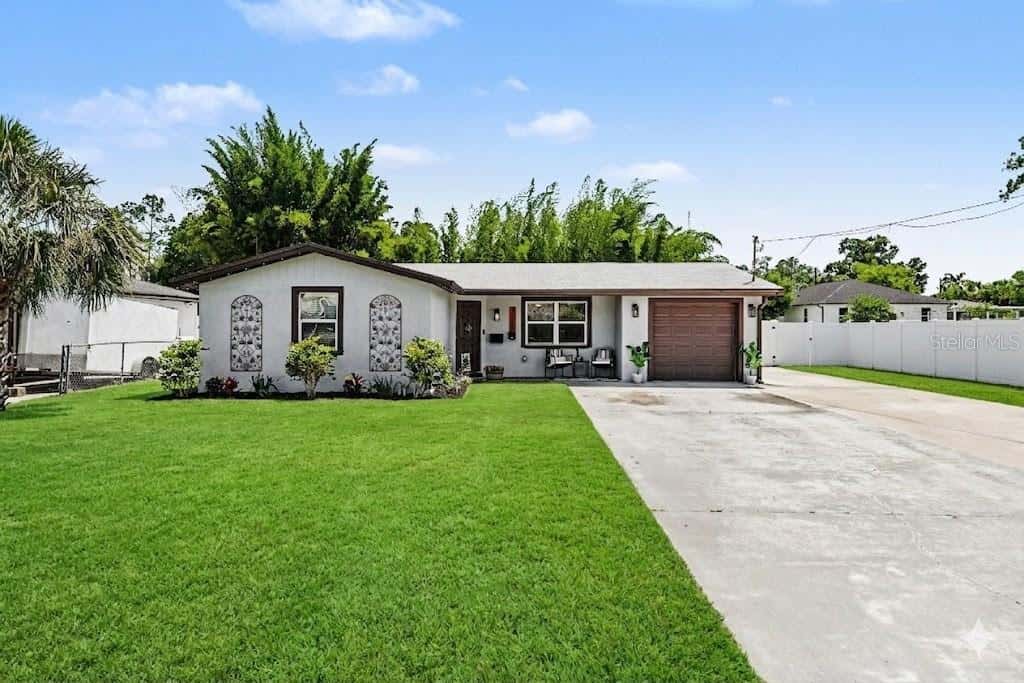 Single Family Residence in TAMPA