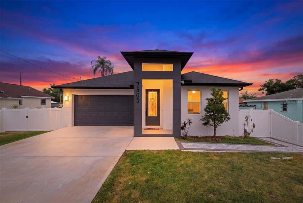Single Family Residence in TAMPA