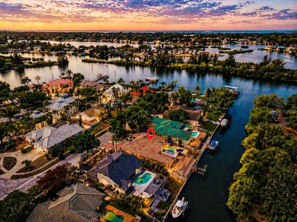 Single Family Residence in TARPON SPRINGS