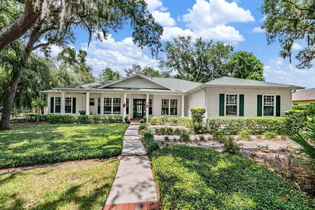 Single Family Residence in LITHIA