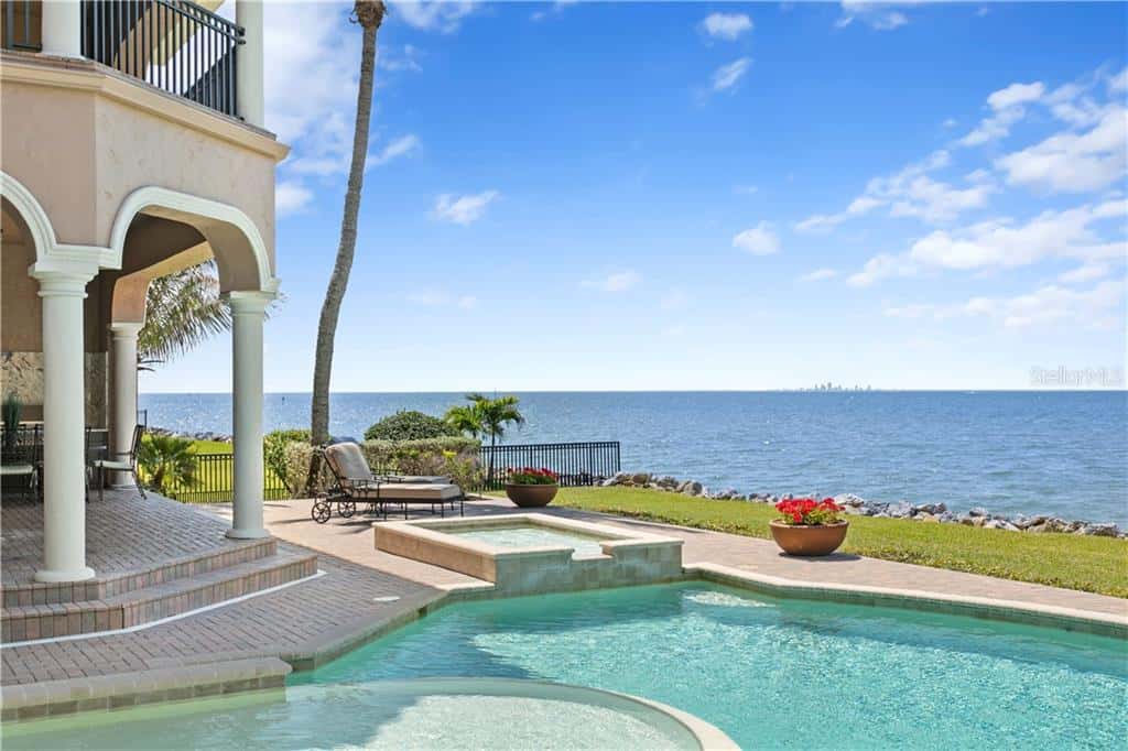 Single Family Residence in APOLLO BEACH