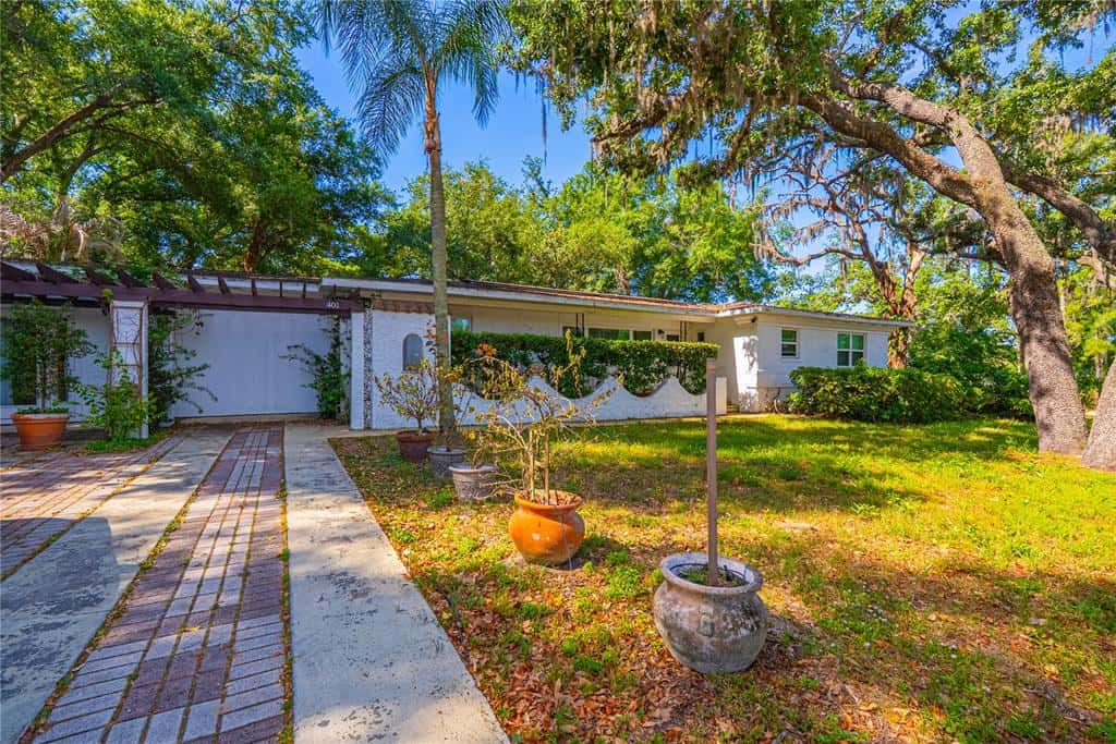 Single Family Residence in TEMPLE TERRACE