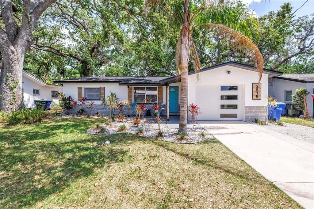 Single Family Residence in LARGO