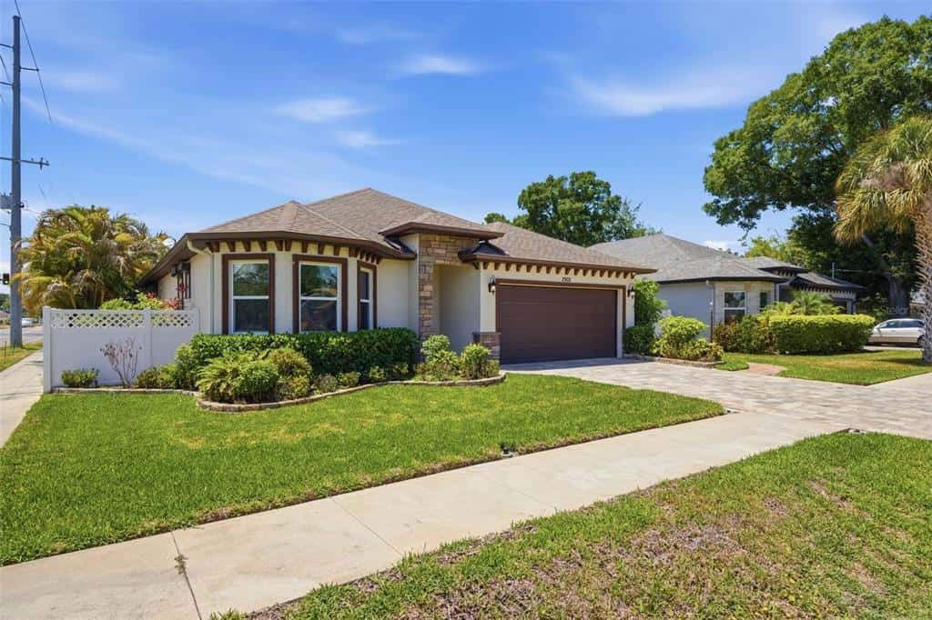 Single Family Residence in TAMPA