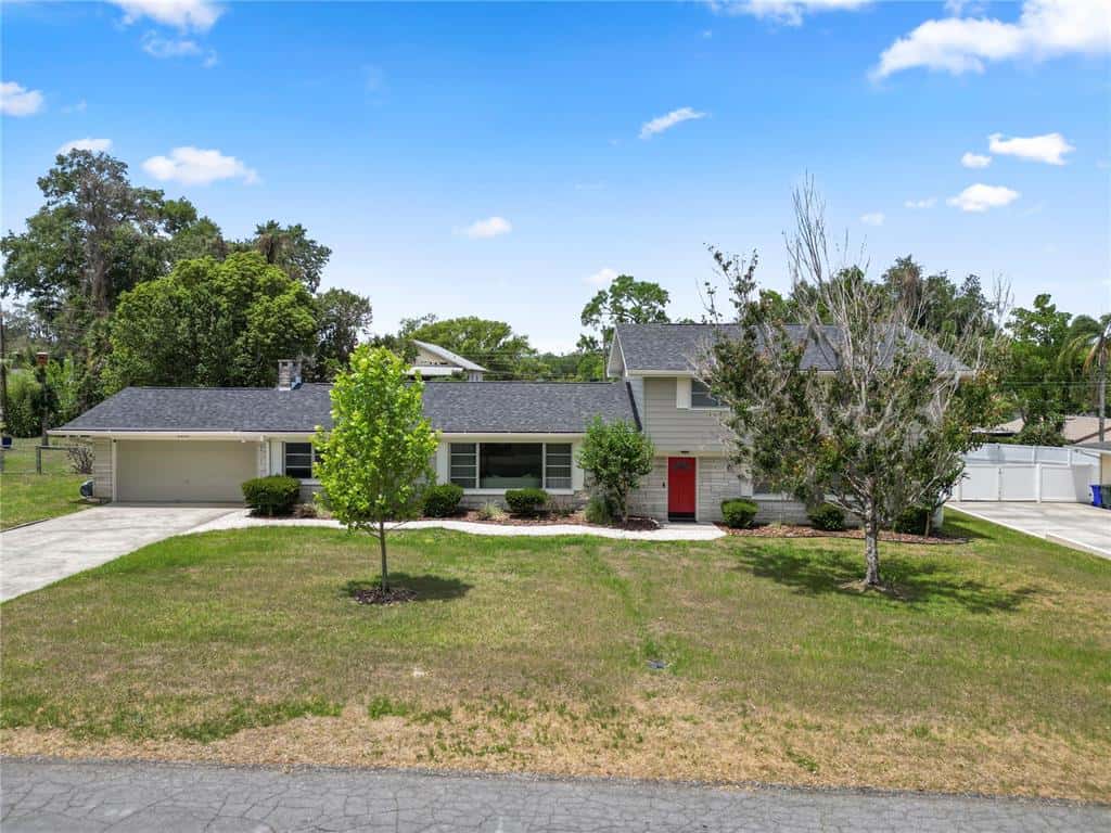 Single Family Residence in LAKELAND
