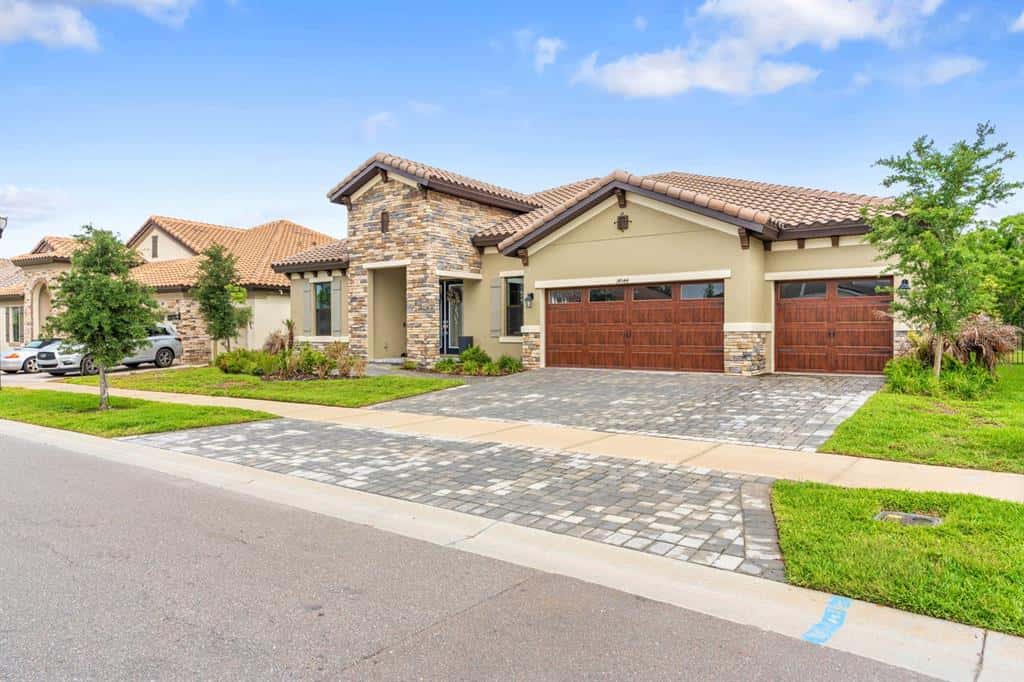 Single Family Residence in LITHIA
