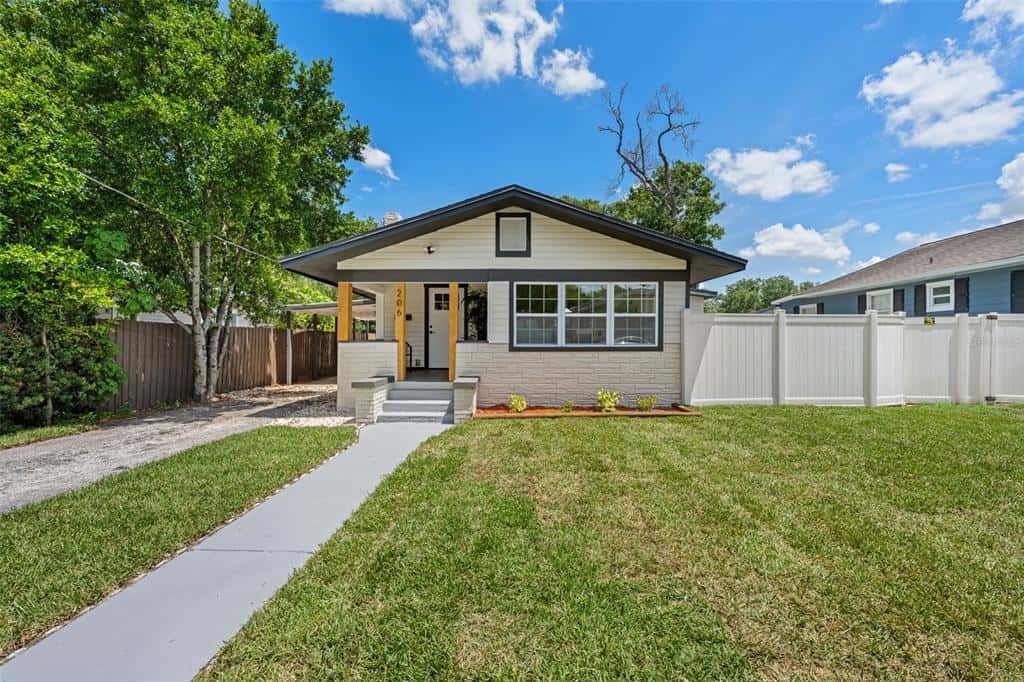 Single Family Residence in TAMPA