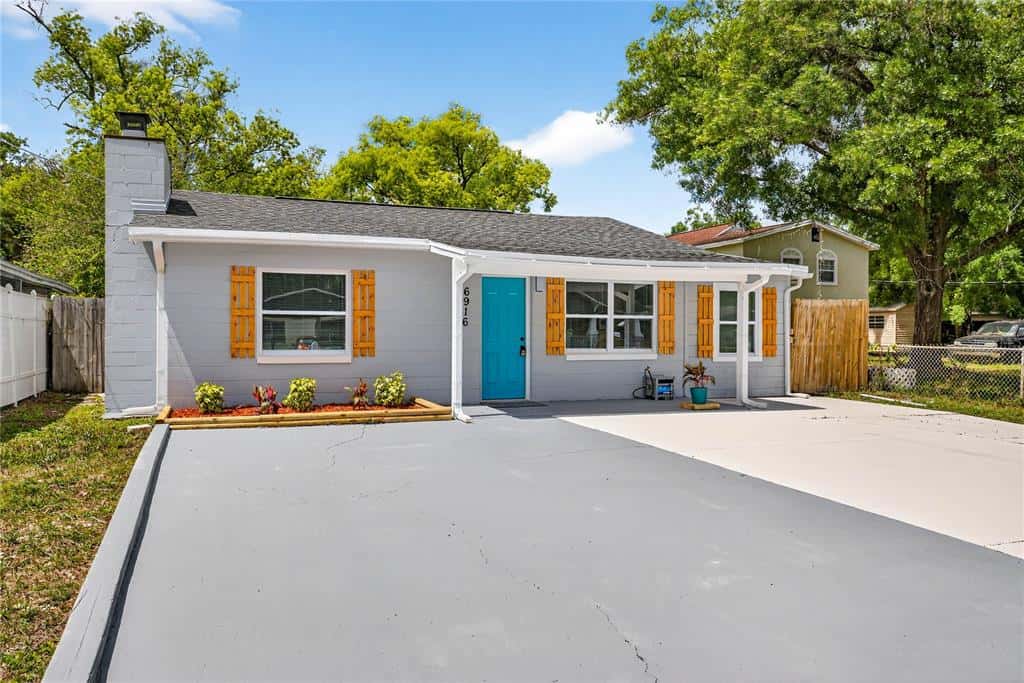 Single Family Residence in TAMPA