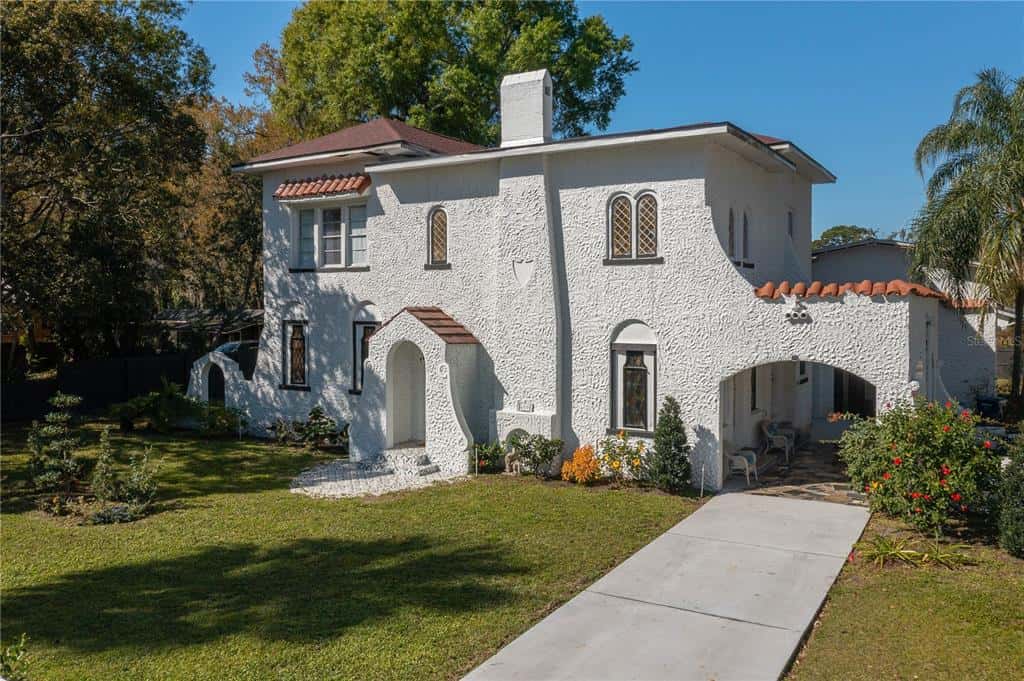 Single Family Residence in WINTER HAVEN