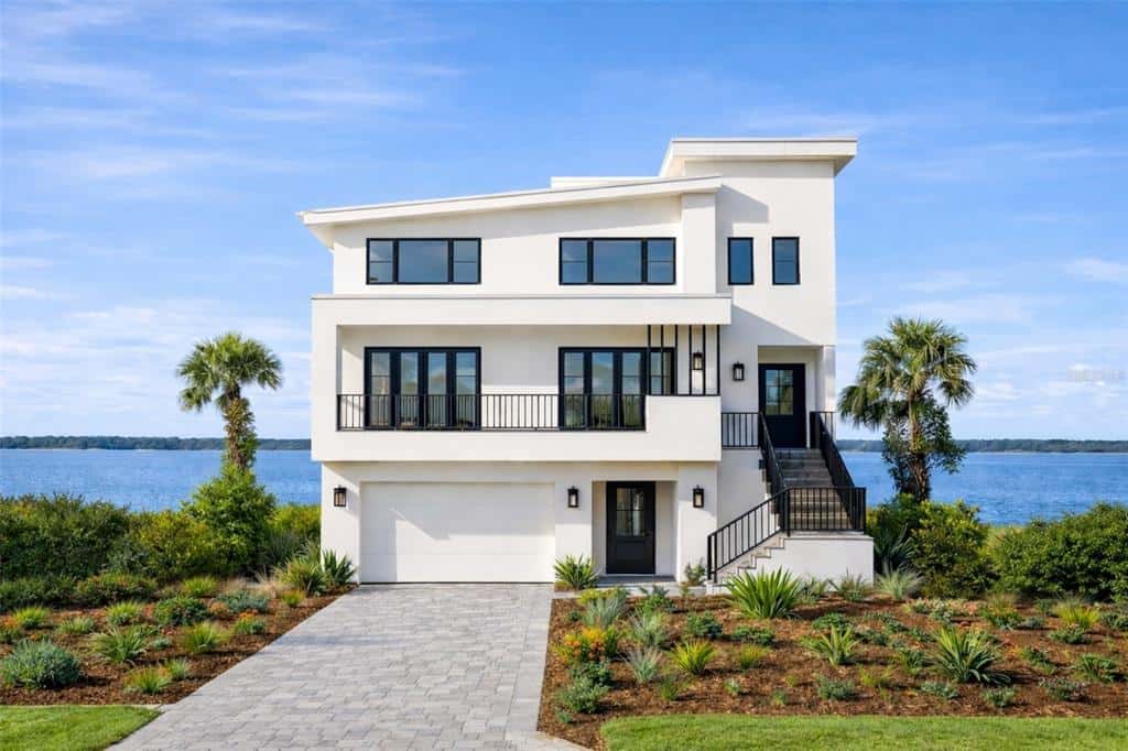 Single Family Residence in ST PETERSBURG