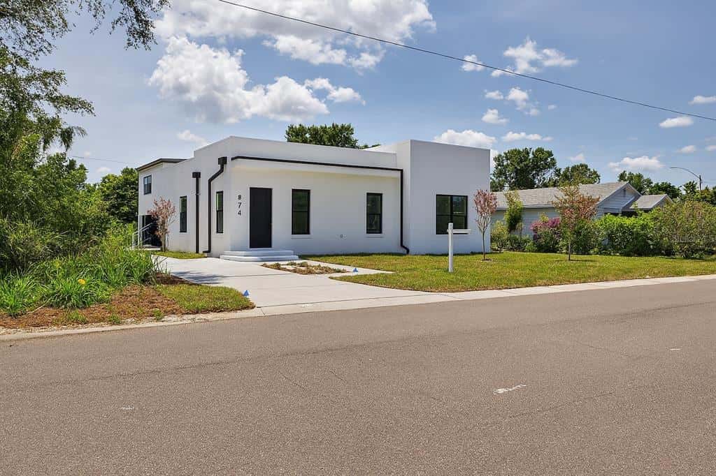 Single Family Residence in ST PETERSBURG