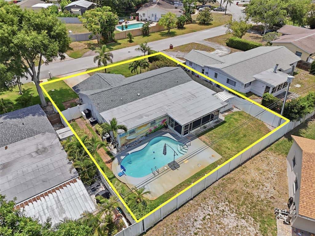 Single Family Residence in LARGO