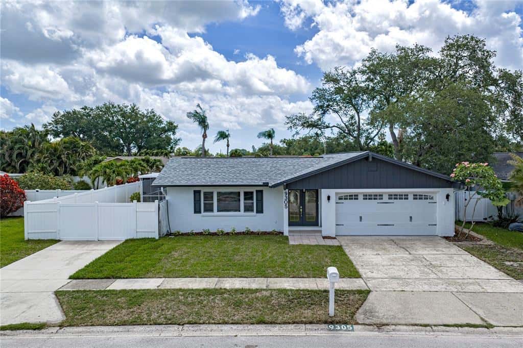 Single Family Residence in SEMINOLE