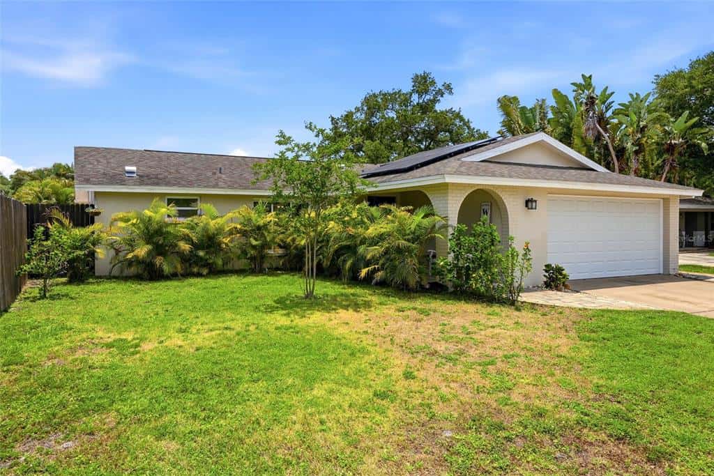 Single Family Residence in LARGO