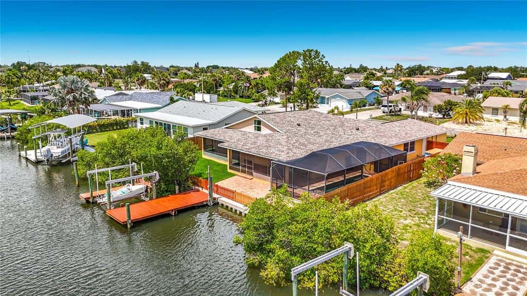Single Family Residence in APOLLO BEACH