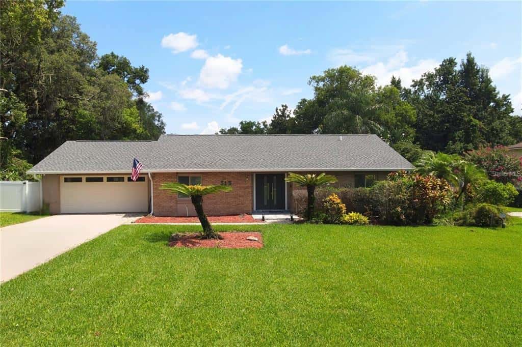 Single Family Residence in LONGWOOD