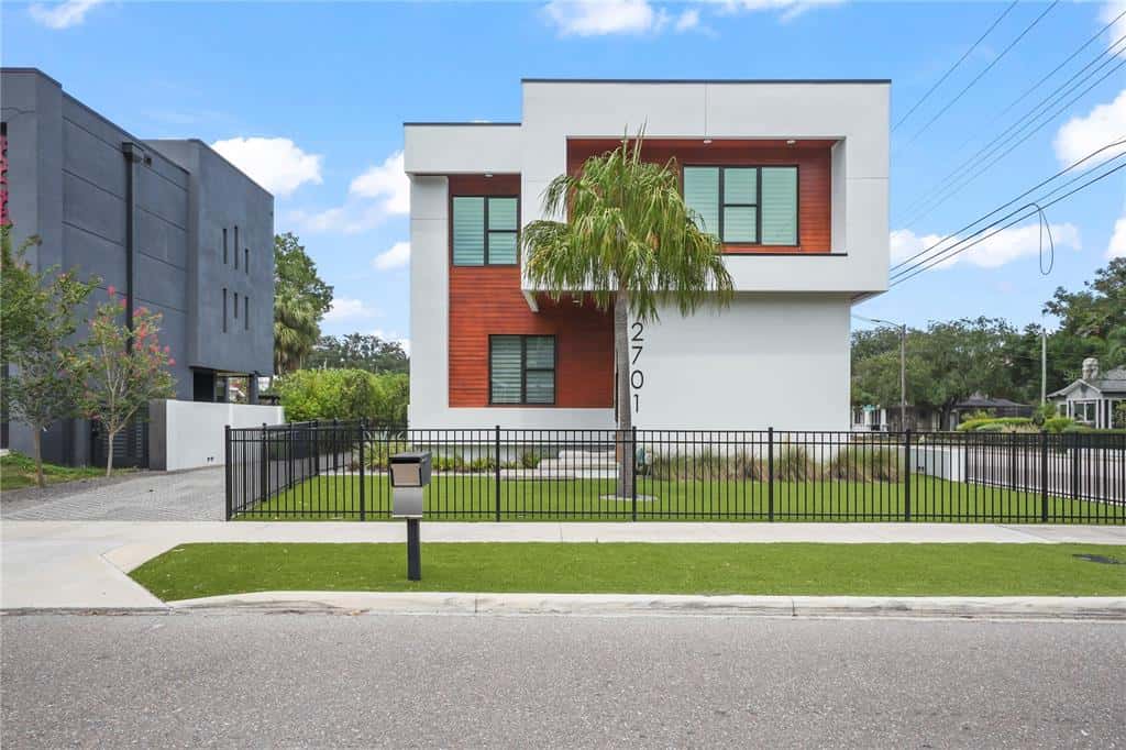 Single Family Residence in TAMPA