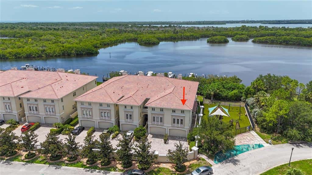 Single Family Residence in ST PETERSBURG