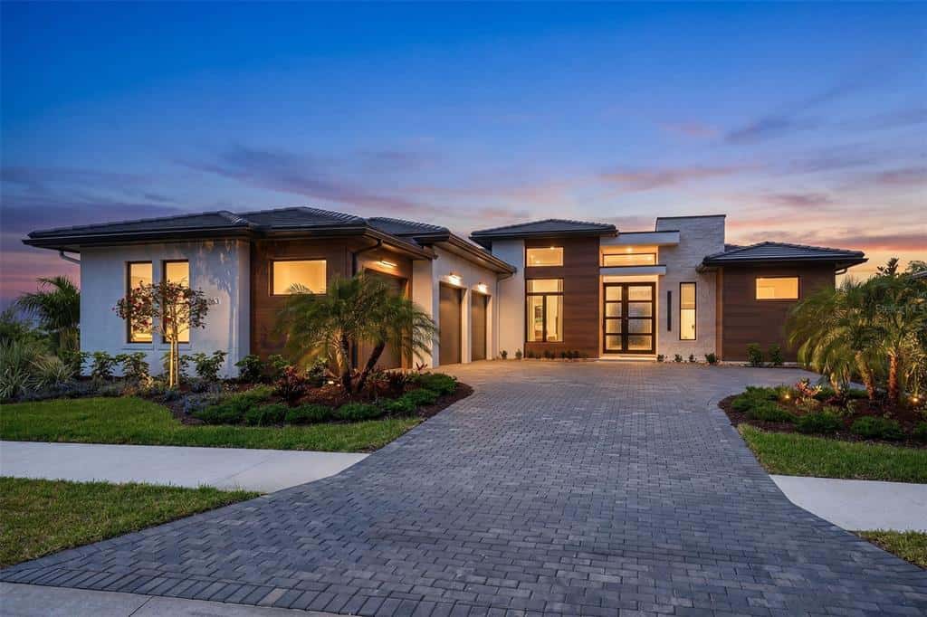 Single Family Residence in SARASOTA