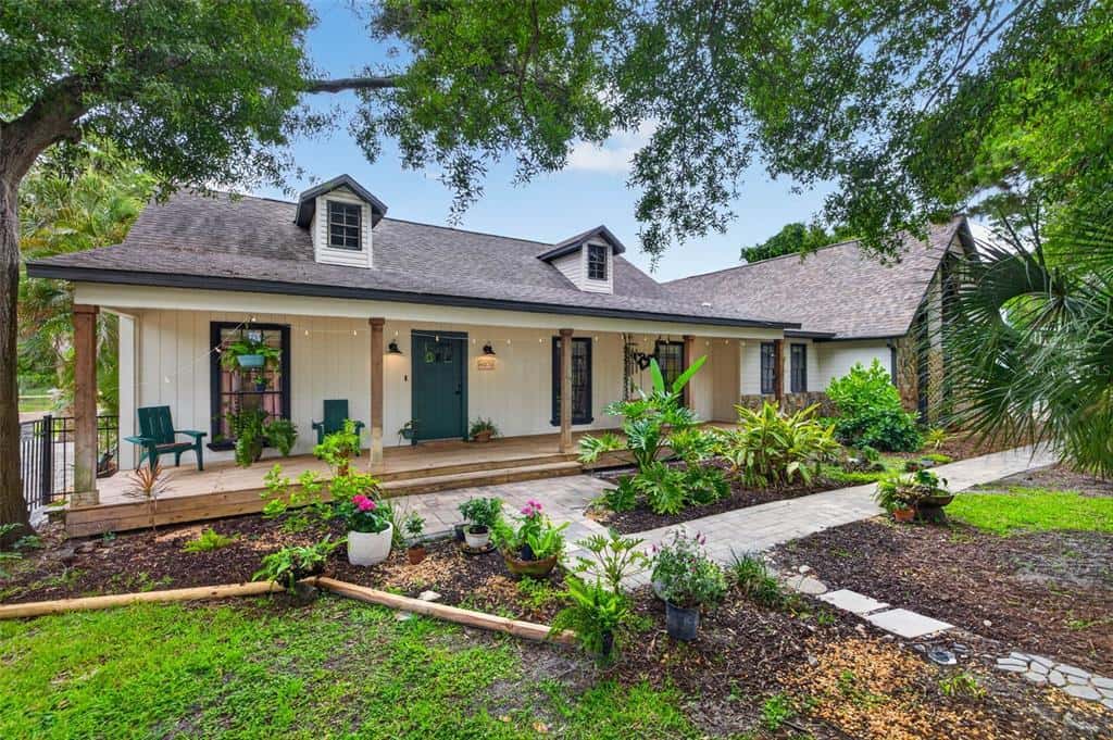 Single Family Residence in PINELLAS PARK