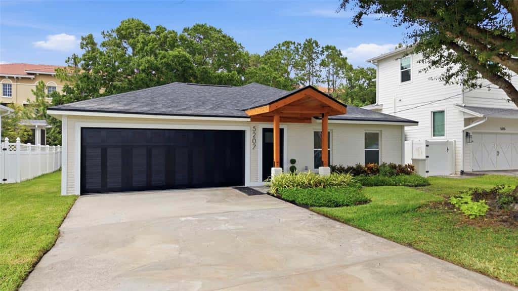 Single Family Residence in TAMPA