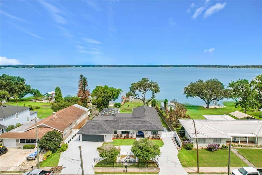 Single Family Residence in AUBURNDALE