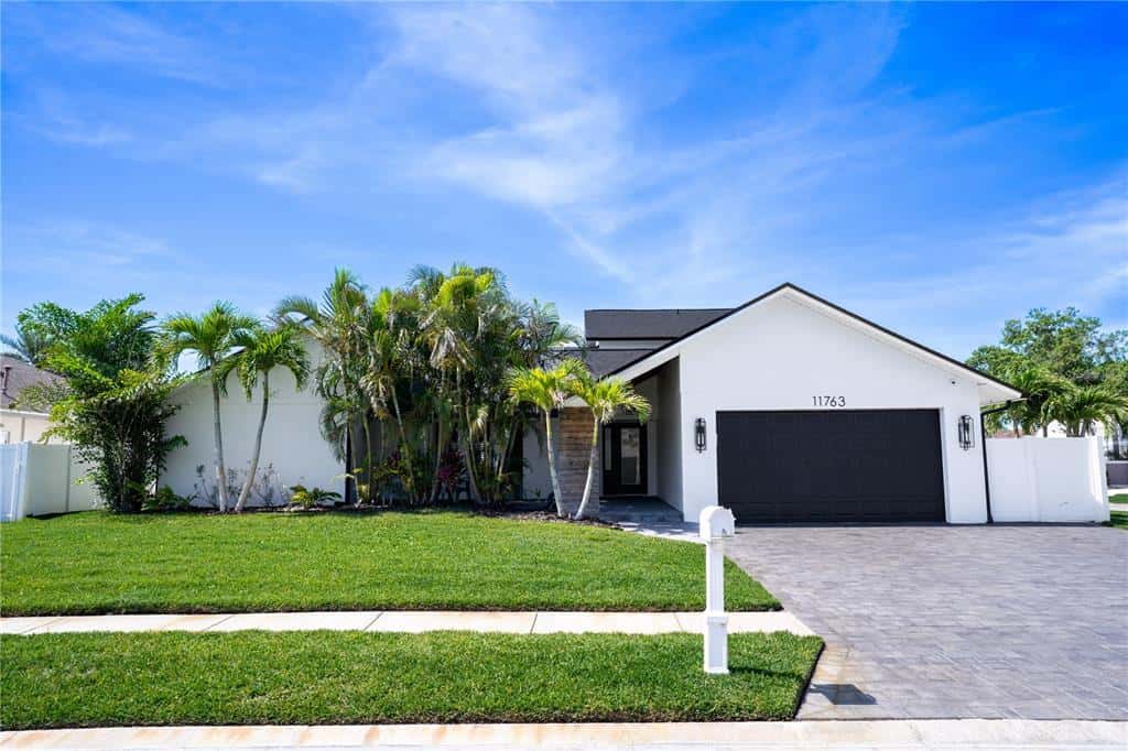 Single Family Residence in LARGO