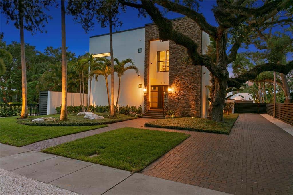 Single Family Residence in TAMPA